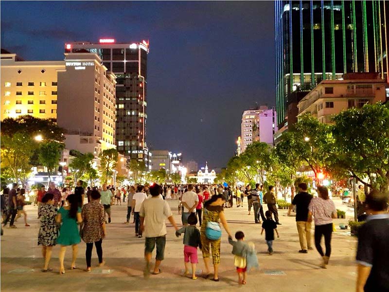 nguyen hue walking street saigon
